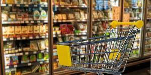 Il se dispute dans la file d'attente d'un supermarché et revient avec une bande armée