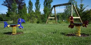 Un pédophile libéré de prison regarde avec nostalgie une aire de jeux