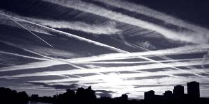Les Chemtrails colorés en bleu pour mieux les cacher dans le ciel