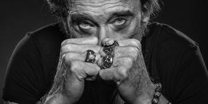 Johnny Hallyday chante en soutien au personnel soignant