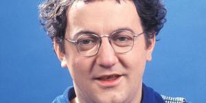 Coluche déconseille au professeur Didier Raoult de prendre sa moto