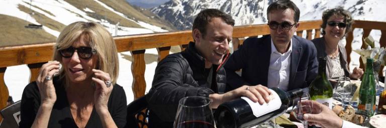 Emmanuel Macron fait du ski pendant que Paris brule