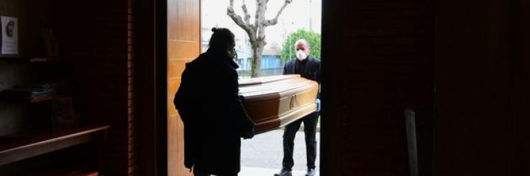 Coronavirus: Son refus de serrer la main provoque un décès