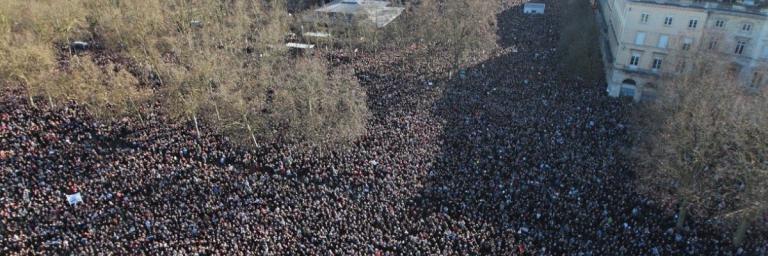 Une promotion de PQ dans un magasin attire une foule gigantesque