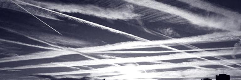 Les Chemtrails colorés en bleu pour mieux les cacher dans le ciel