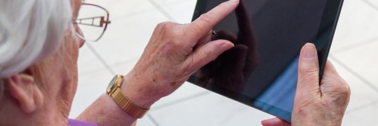 Des tablettes distribuées dans les Ehpad, Youporn en hausse